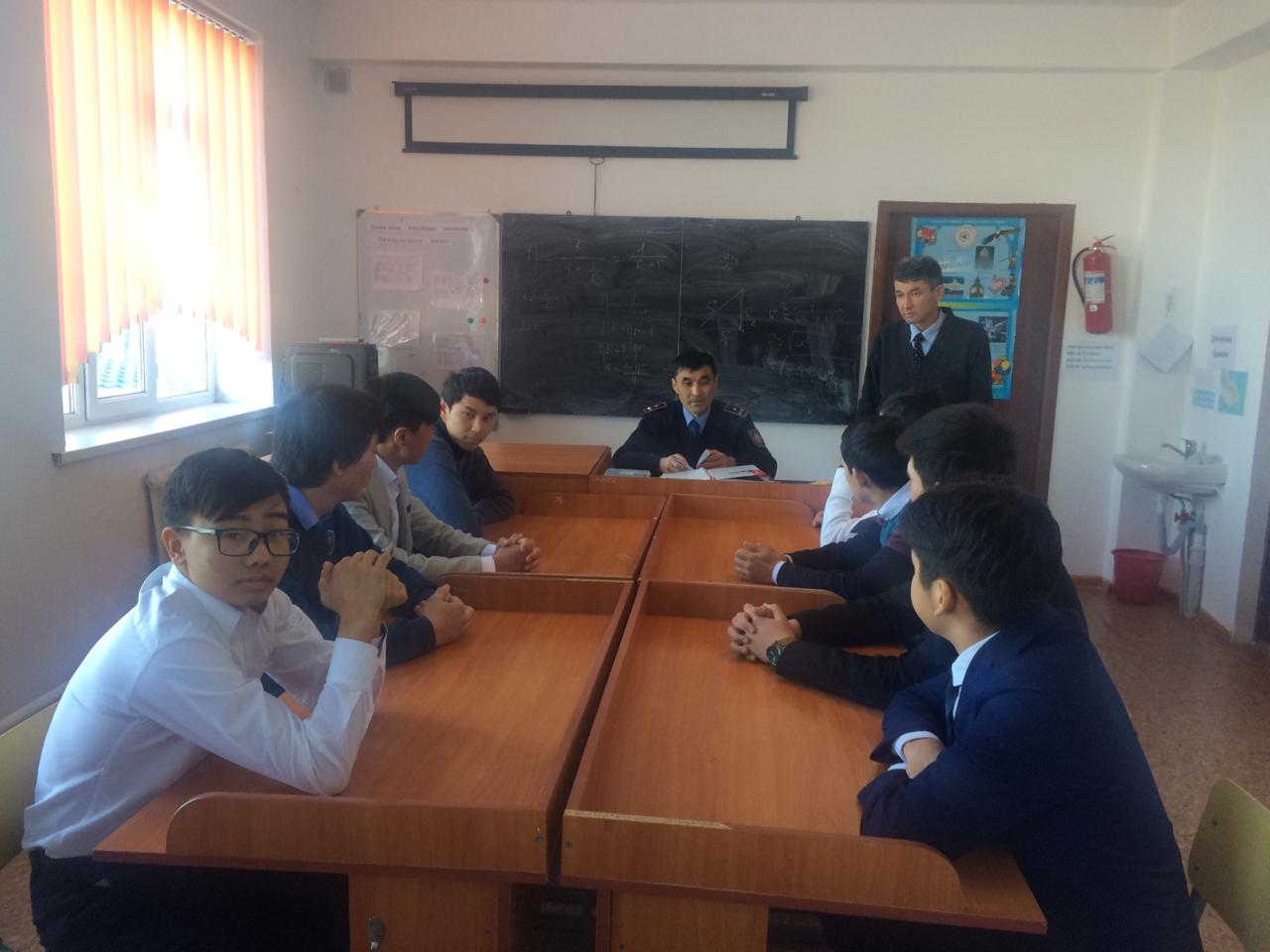 ЖПҚ ППТ полиция аға лейтенанты Ж.Шаровпен 9-11 сынып ер оқушылармен кездесуі