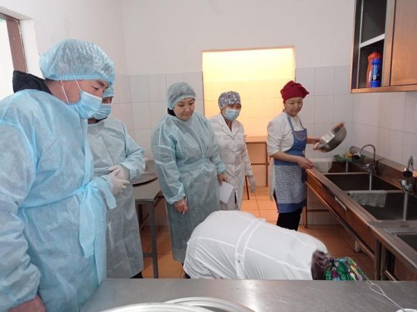 Тамақтану сапасын комиссия мүшелері тексеруде